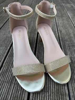 Motasha Girls Gold Ankle-Strap Dress Sandals Size 2